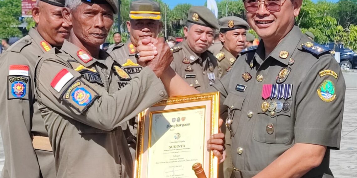 Satpol PP Jabar Gelar Upacara HUT Satpol PP ke 74 dan Satlinmas ke 62 di Pangandaran