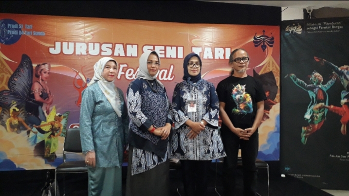 Dari kanan ke kiri Sekretaris Jurusan seni tari :Alfiyanto, S.Sn., M.Sn, Ketua jurusan seni tari: Ai Mulyani, S.Sn., M.Si, Koordinator program studi seni tari: Turyati, S.Sen.,M.Sn dan Koordinator program studi tari sunda: Eti Mulyati, S.Sen., M.Si. saat memberikan keterangan dalam kegiatan Bandung Dance Festival ke-7, workshop dan coaching clinic