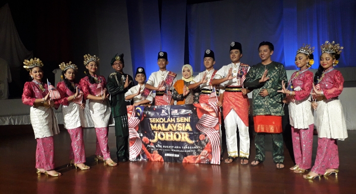 Perwakilan delegasi Malaysia dari Sekolah Seni Malaysia Johor, 