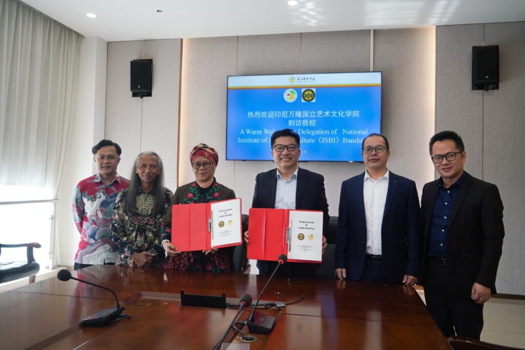 Penandatanganan MoU antara ISBI Bandung dengan Guangxi Arts University