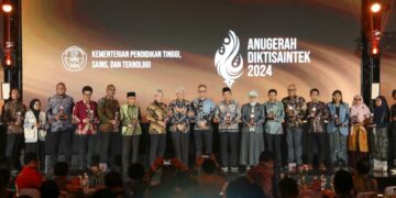 ISBI Bandung Raih Prestasi Gemilang di Anugerah Diktisaintek dan Anugerah  Keterbukaan Informasi Publik 2024