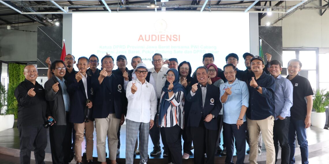 Ketua DPRD Jawa Barat Buky Wibawa Bersama PWI Pokja Gedung Sate dan DPRD Jawa Barat Bahas Isu Terkini hingga Relasi Media